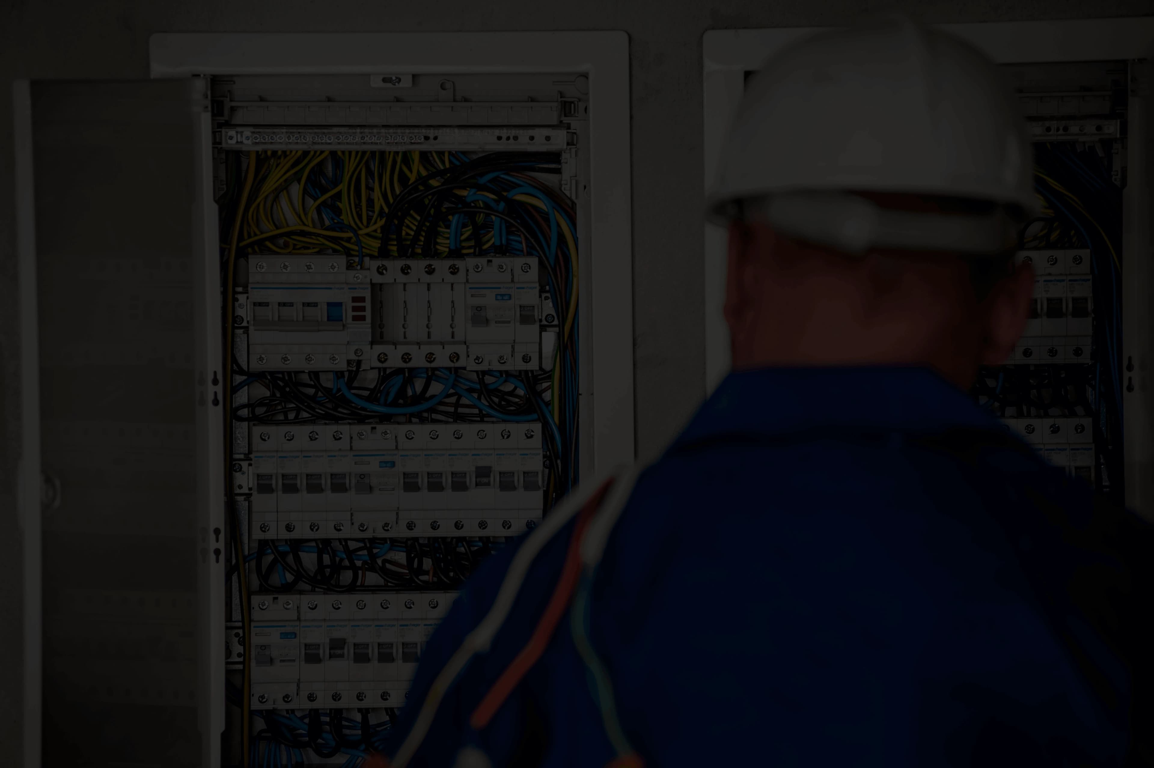 Elektriker bei der Arbeit an einer Elektroverteilung